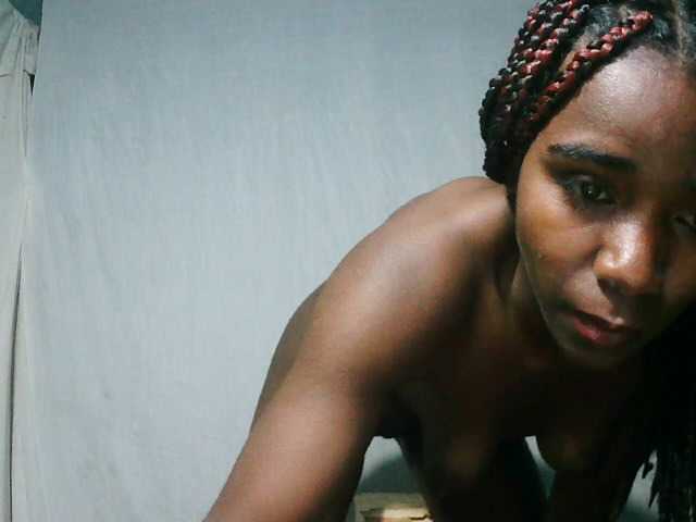 LandiQueen12 live cam on BongaCams