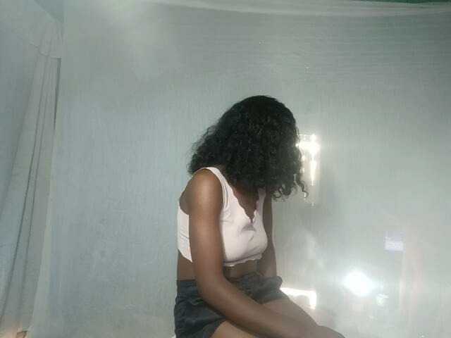 LandiQueen12 live cam on BongaCams
