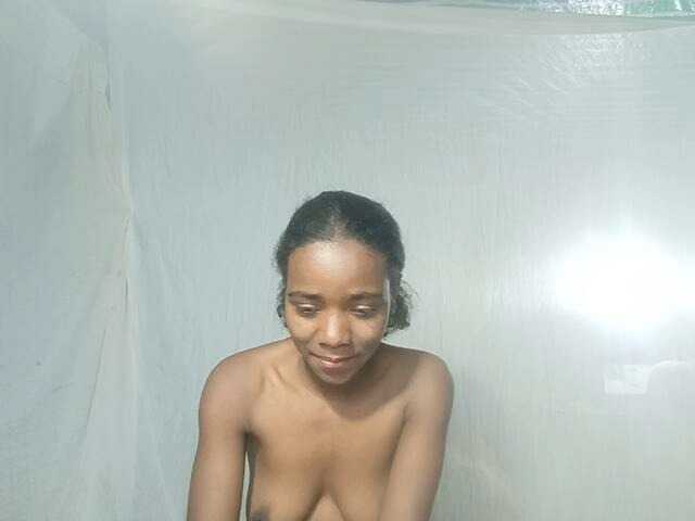 LandiQueen12 live cam on BongaCams