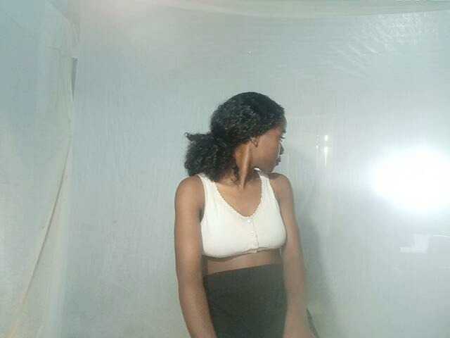 LandiQueen12 live cam on BongaCams