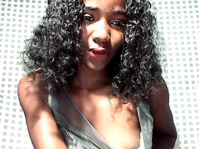 LandiQueen12 live cam on BongaCams