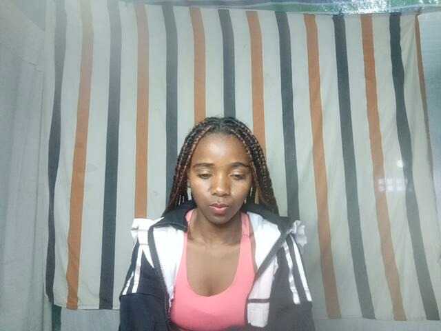 LandiQueen12 live cam on BongaCams