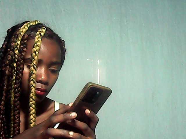 LandiQueen12 live cam on BongaCams