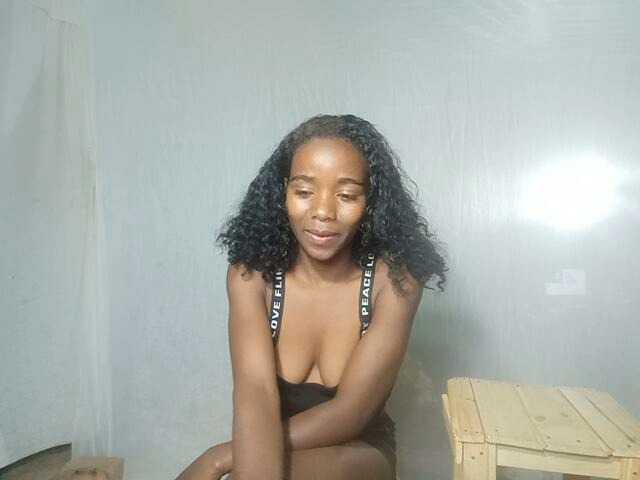 LandiQueen12 live cam on BongaCams