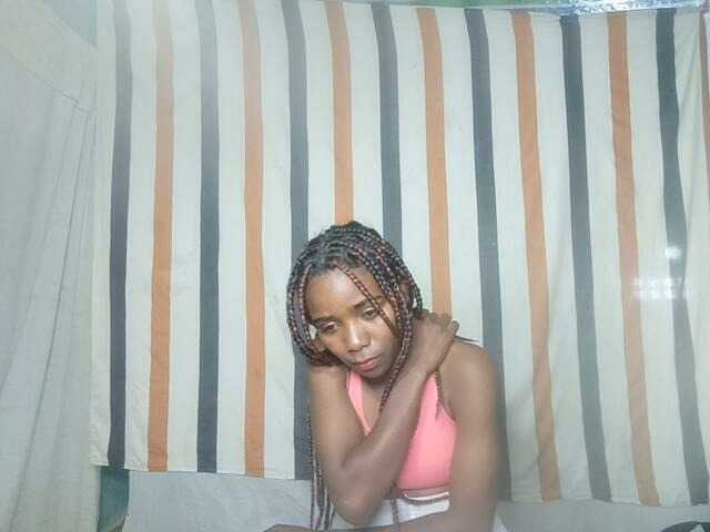 LandiQueen12 live cam on BongaCams