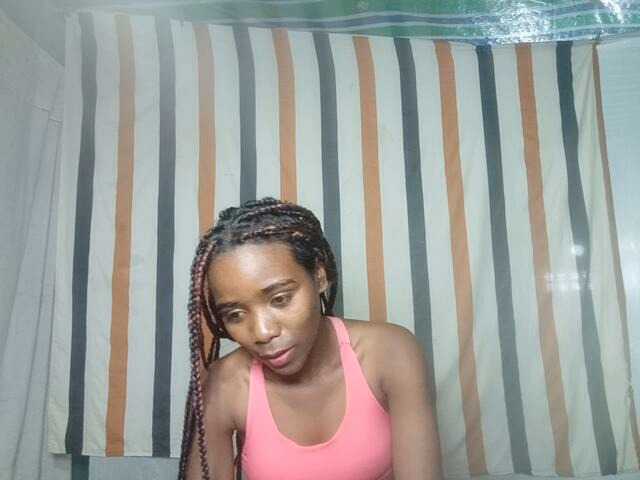 LandiQueen12 live cam on BongaCams
