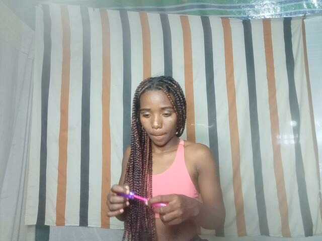 LandiQueen12 live cam on BongaCams