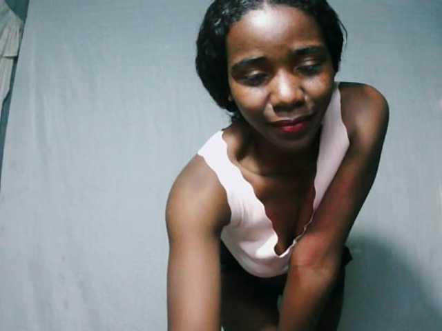 LandiQueen12 live cam on BongaCams