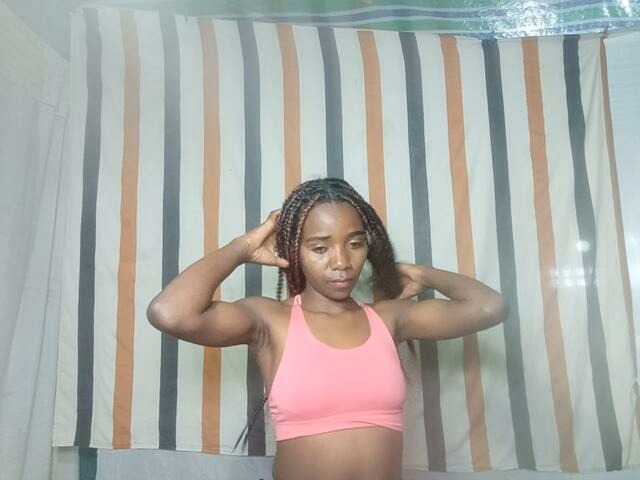 LandiQueen12 live cam on BongaCams