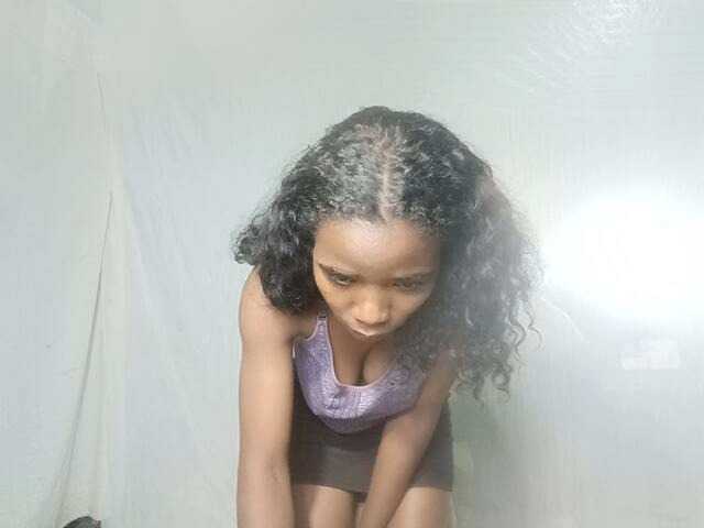 LandiQueen12 live cam on BongaCams