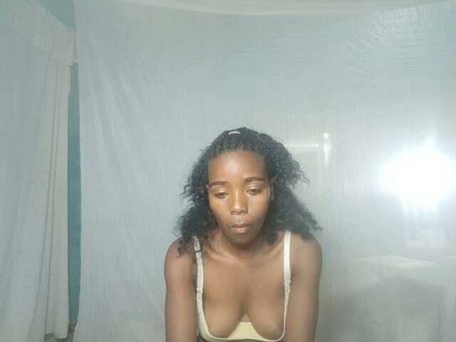 LandiQueen12 live cam on BongaCams