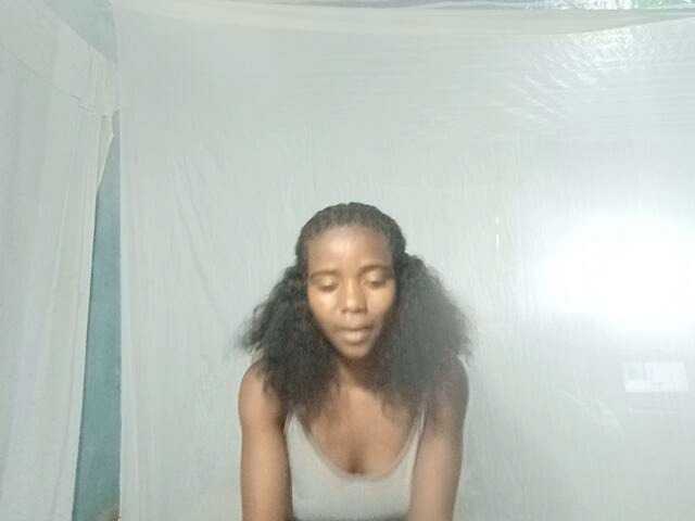 LandiQueen12 live cam on BongaCams