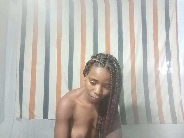 LandiQueen12 live cam on BongaCams