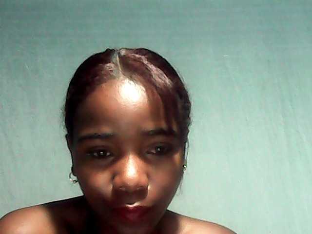 le modèle LandiQueen12 est en webcam porno dans un show sur le site bongacams, il possède les tags suivants: Ebony,Brunette,Shaved