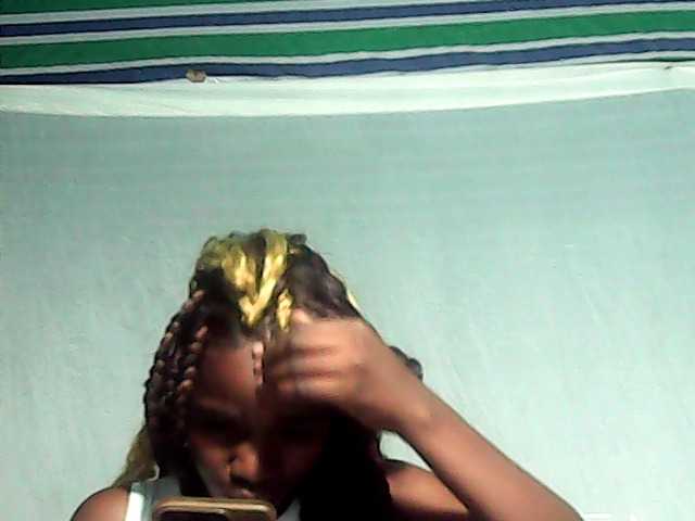 le modèle LandiQueen12 est en webcam porno dans un show sur le site bongacams, il possède les tags suivants: Ebony,Brunette,Shaved