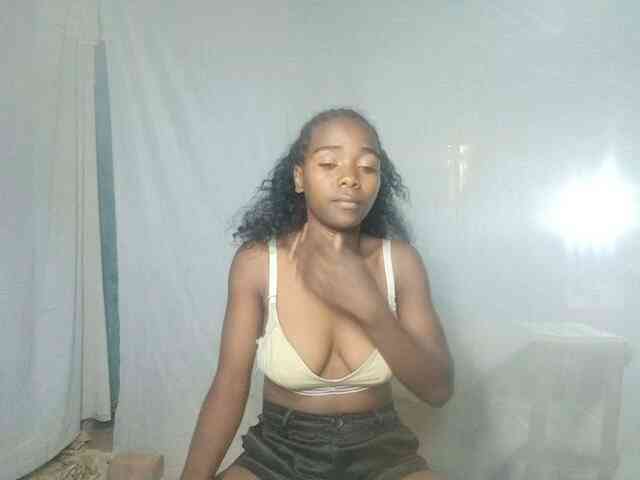 LandiQueen12 webcam