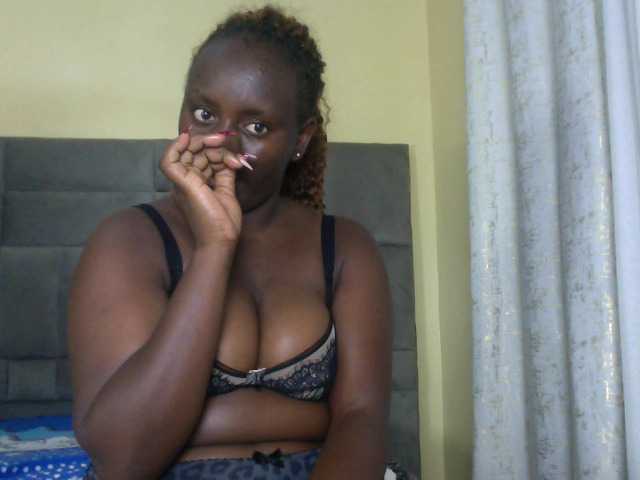 Prettyebony16 live cam on BongaCams