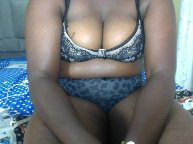 Prettyebony16 live cam on BongaCams