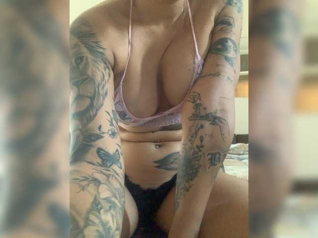 Emhy live cam on BongaCams