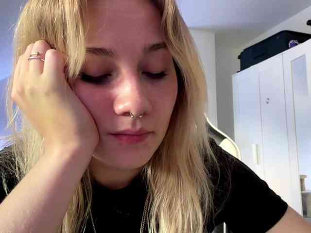 Flippypippy's cam show statistics and live stream