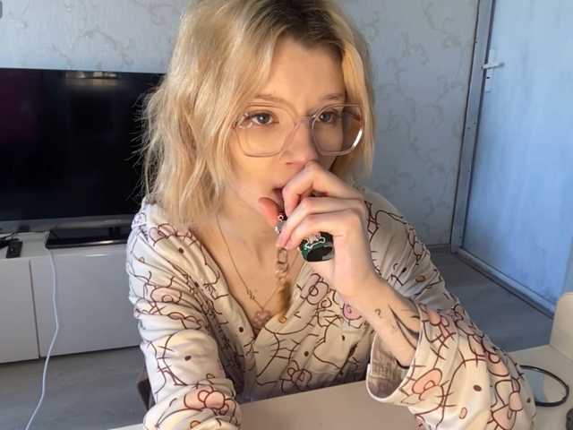 JorniChou, live now on BongaCams