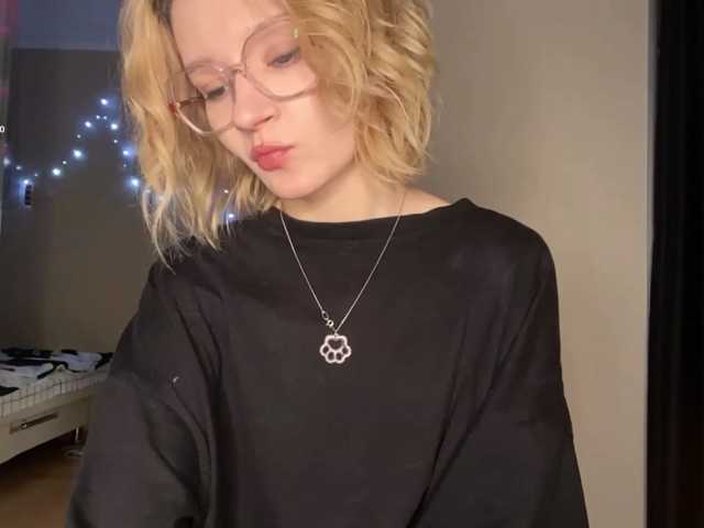 JorniChou live cam preview