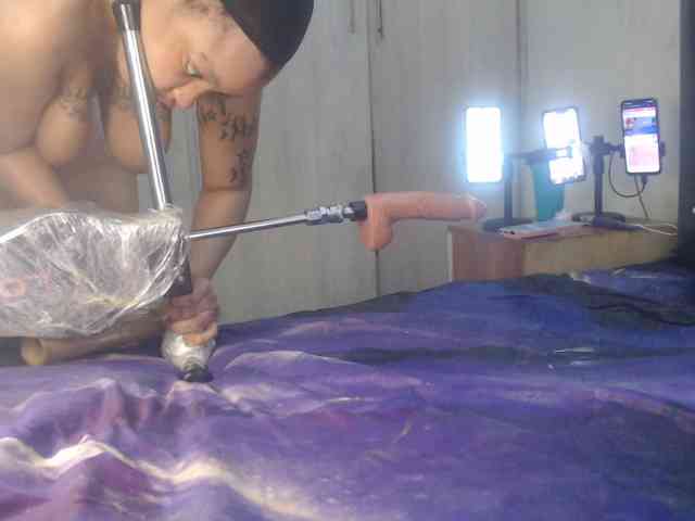 Girldem12345 webcam