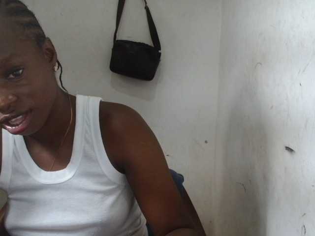 le modèle Sluttykittyx est en webcam porno dans un show sur le site bongacams, il possède les tags suivants: Ebony,Brunette,Trimmed