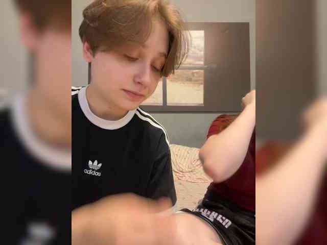 Zefirrr666's cam show statistics and live stream