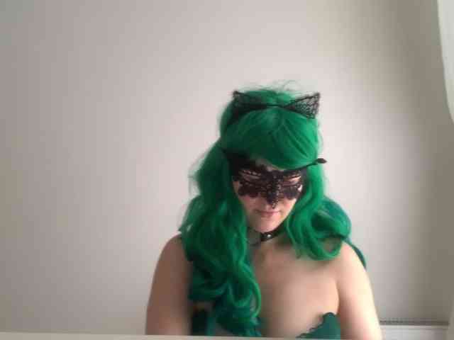 NikkiPleasure webcam