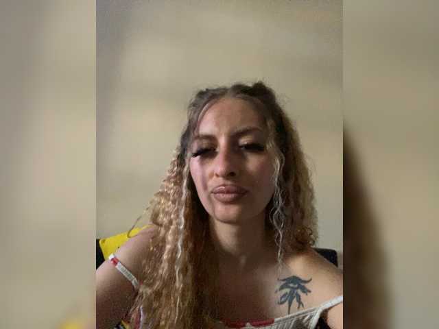 AryssWhite live webcam show