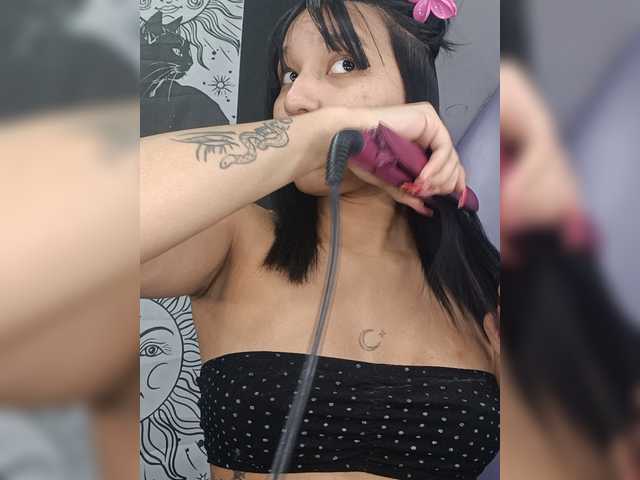 IsaAkerman live cam on BongaCams