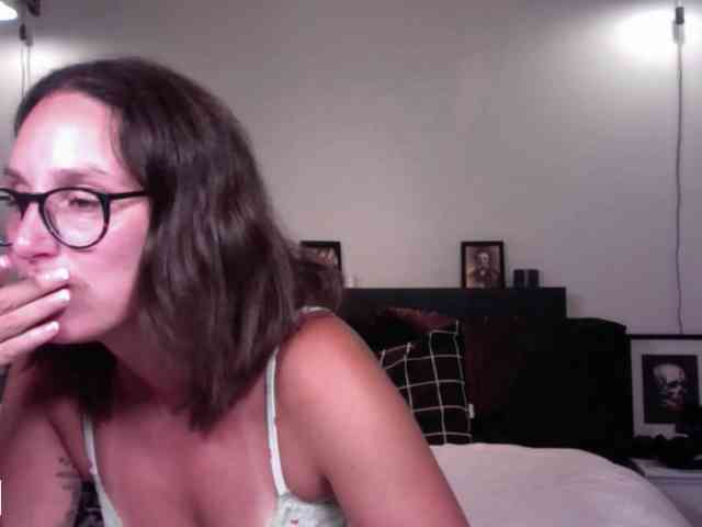 Annmarieferrara's cam show statistics and live stream