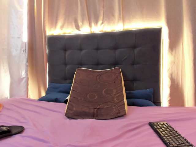 Delilah-85 live webcam show