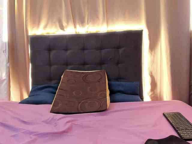 Delilah-85 webcam
