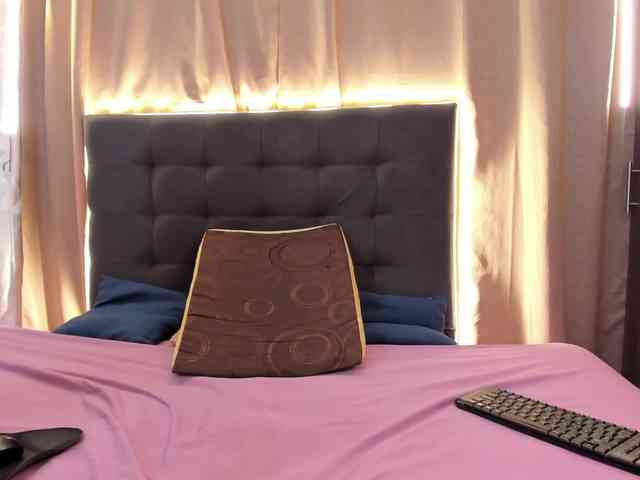 Delilah-85 webcam