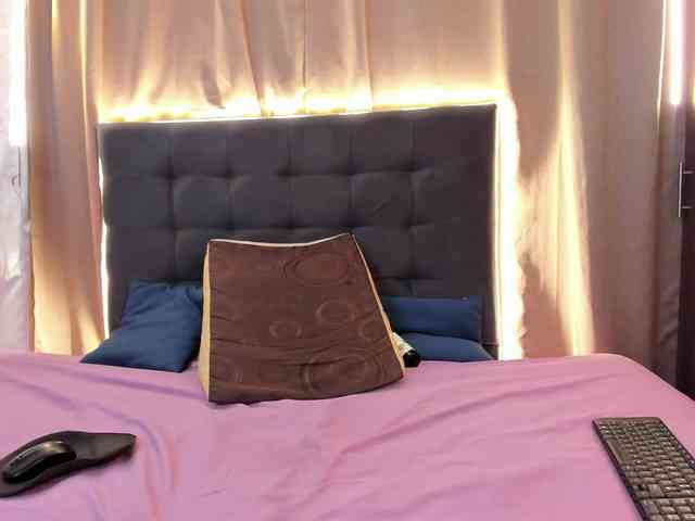 Delilah-85 webcam