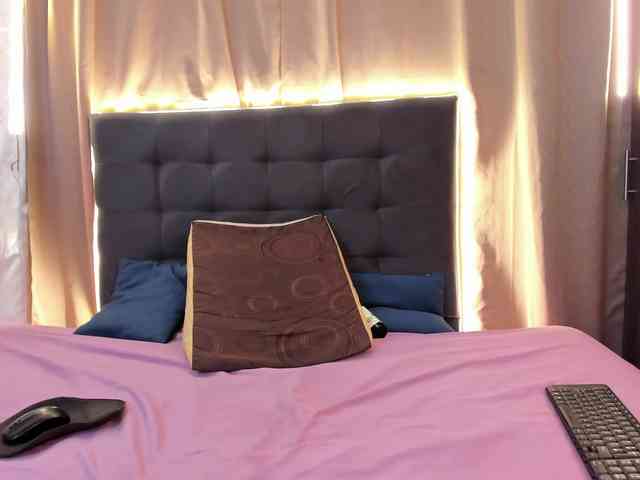 Delilah-85 webcam