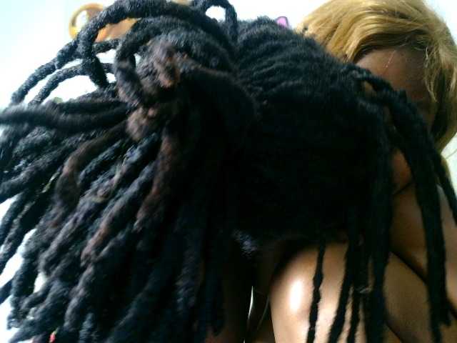 Sluttydivas123 live cam on BongaCams