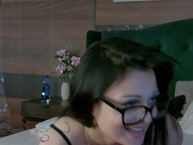 AlexisBlue live cam preview