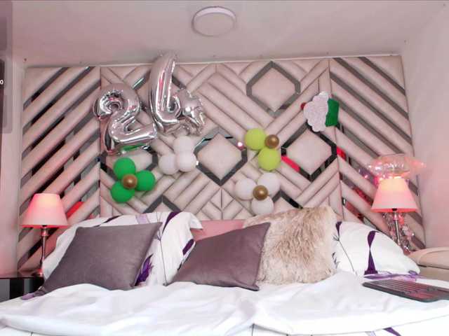NicoleHills live cam on BongaCams