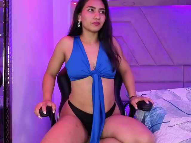 NicoleHills live cam on BongaCams