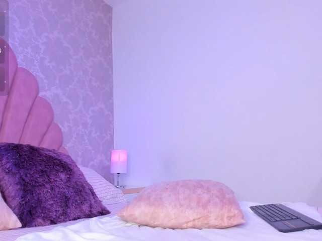 NicoleHills live cam on BongaCams