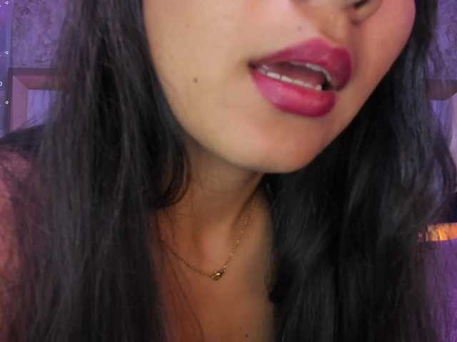 NicoleHills live cam on BongaCams