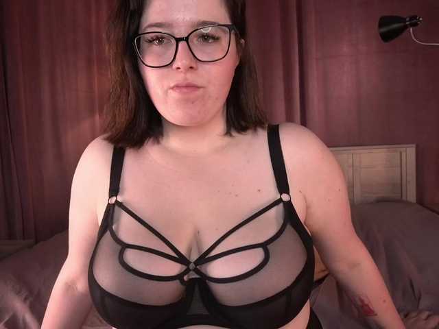 DriveThruAmina live cam on BongaCams