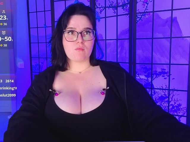 DriveThruAmina live cam preview