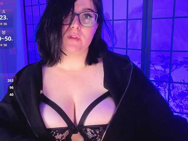 DriveThruAmina live cam on BongaCams
