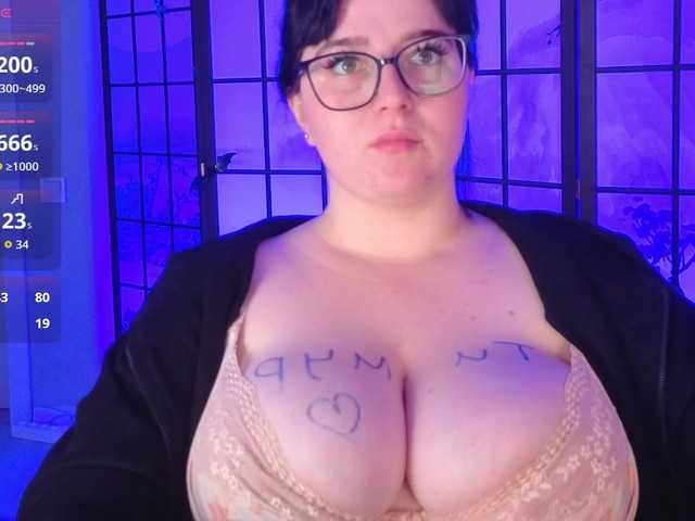 DriveThruAmina live cam on BongaCams