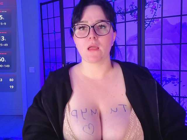 DriveThruAmina live cam on BongaCams