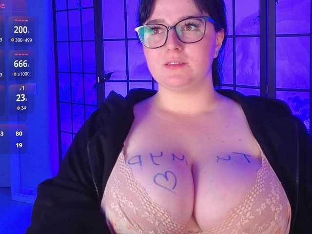 DriveThruAmina live cam preview